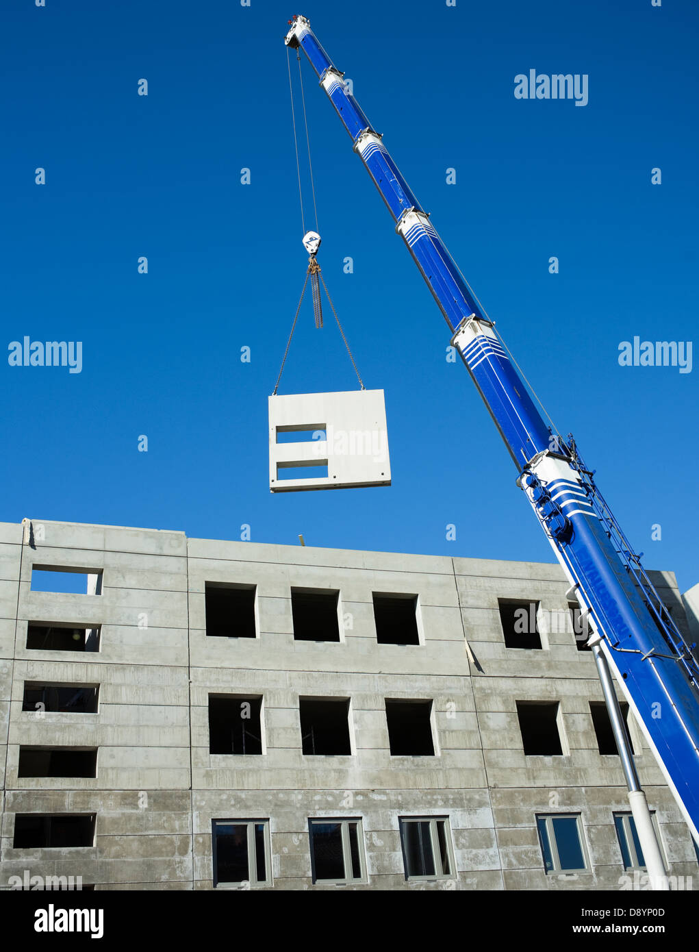 Kran heben Block in Baustelle Stockfoto