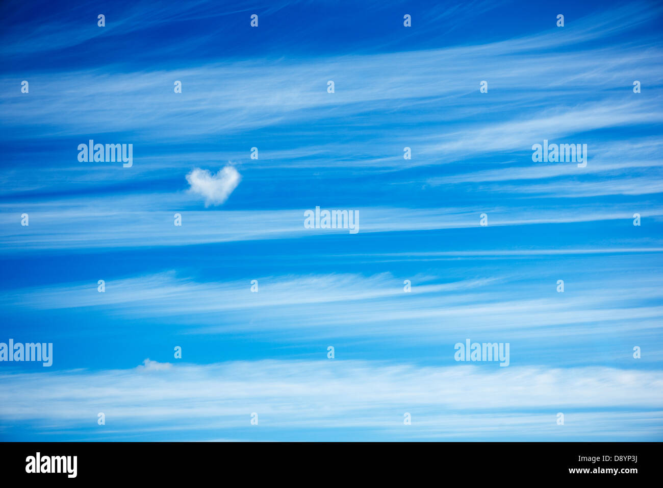 Herzförmige Wolke im Himmel Stockfoto