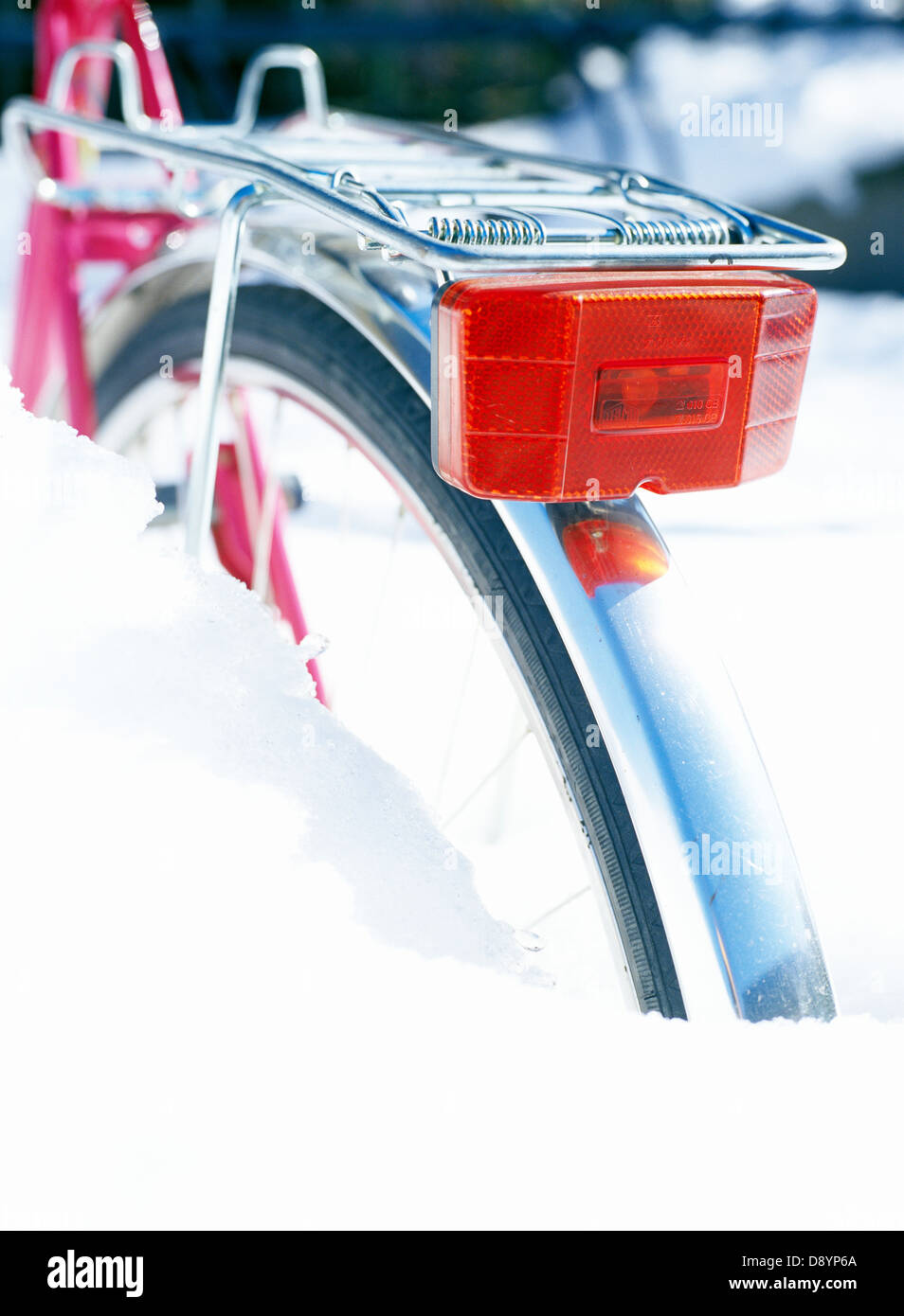 Heck-Reflektor auf einem verschneiten im Fahrrad. Stockfoto