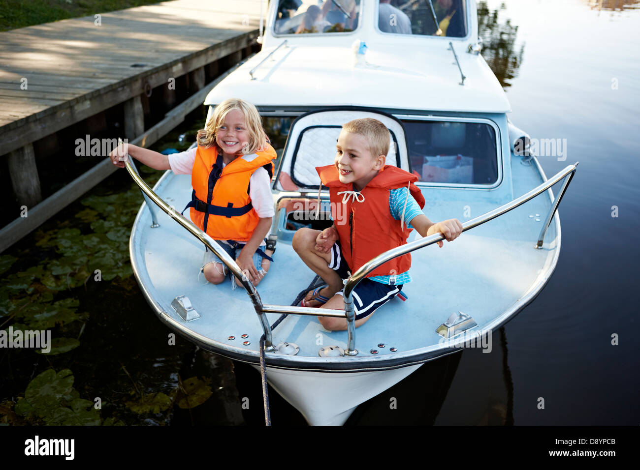 Kinder sitzen im Boot Stockfoto