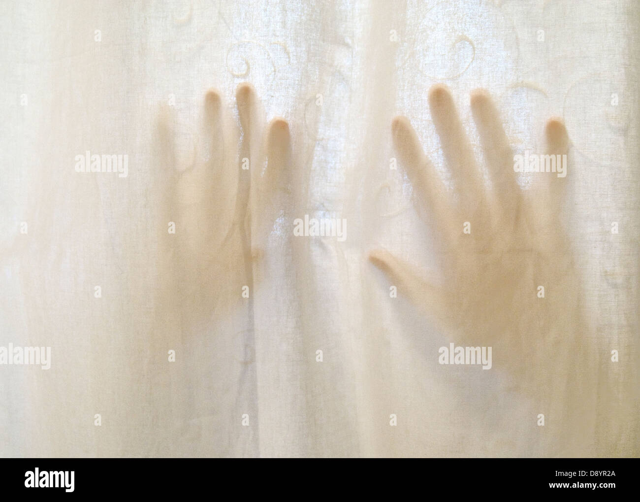 Hände auf Duschvorhang Stockfoto