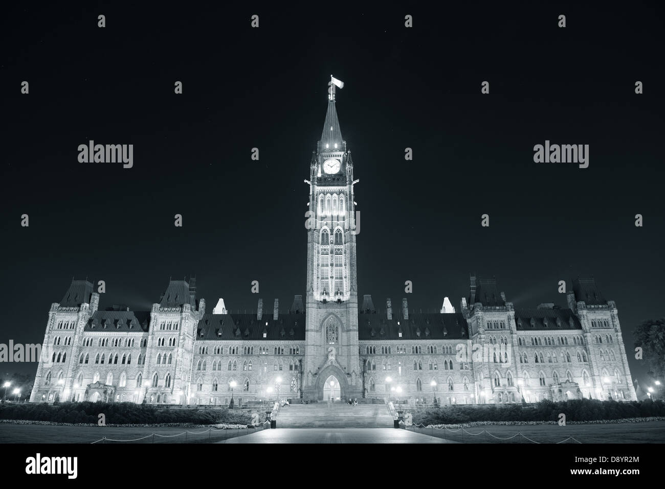 Parliament Hill Gebäude in der Nacht in schwarz und weiß in Ottawa, Kanada Stockfoto