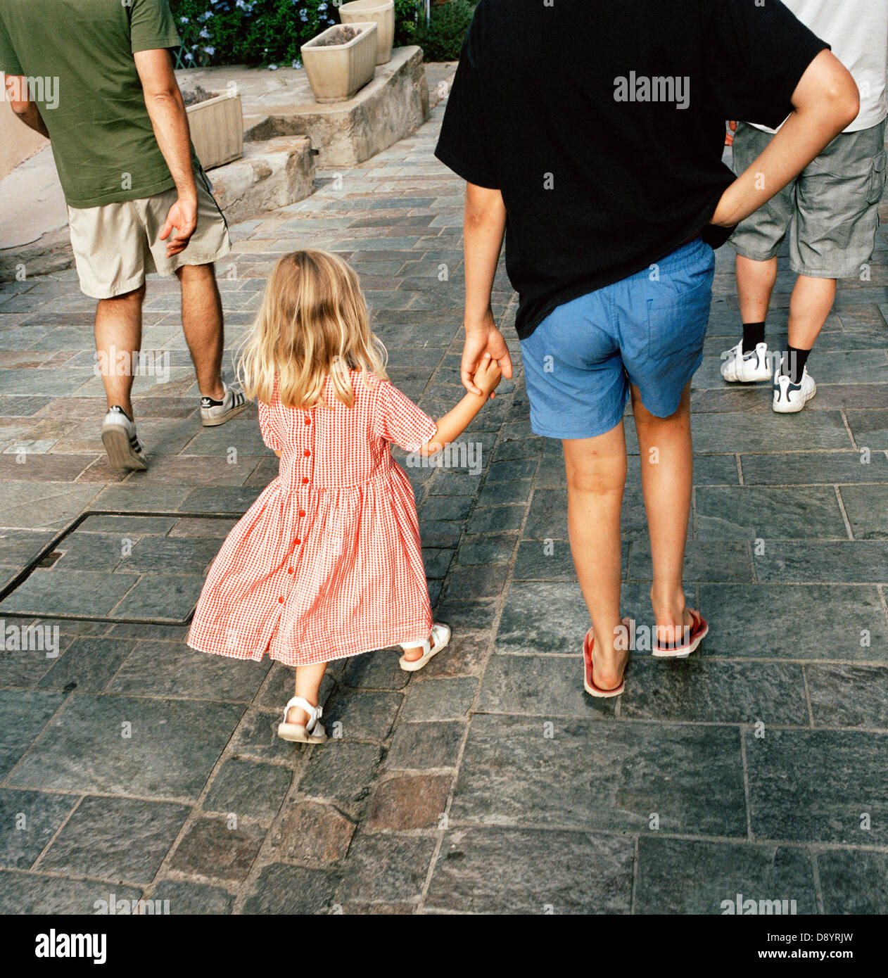 Ein kleines Mädchen und ein Junge Hand in Hand. Stockfoto