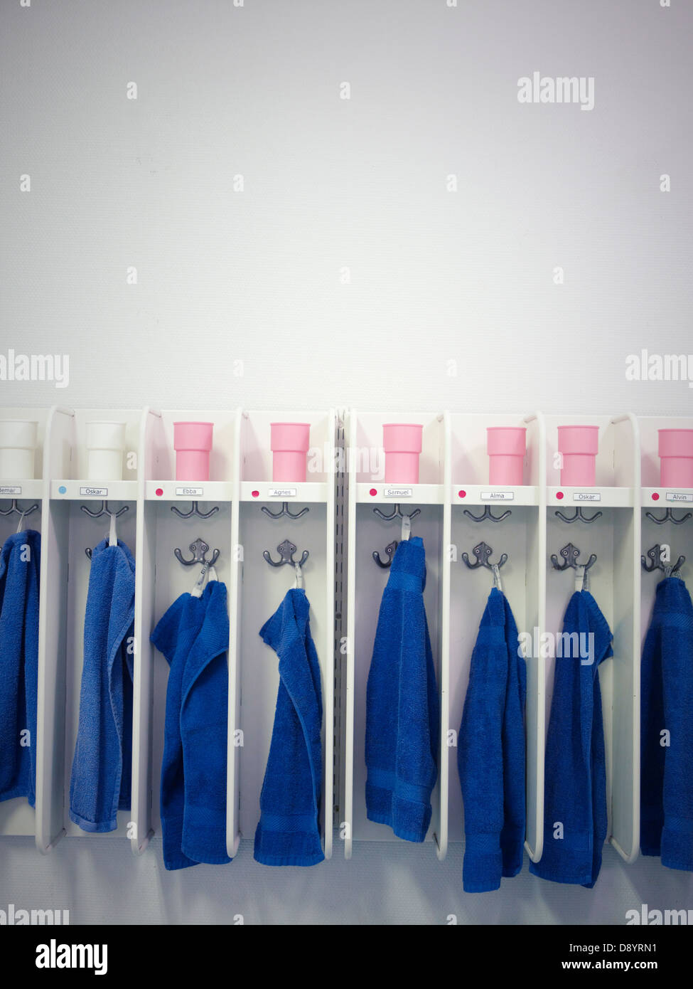 Reihe von blauen Handtücher hängen im rack Stockfoto