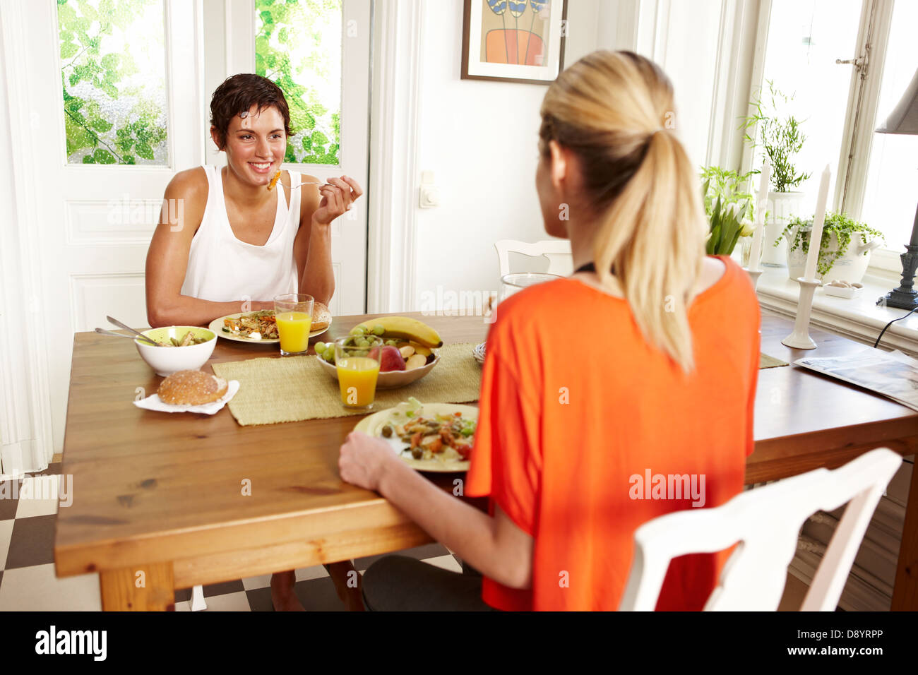 Zwei junge Frauen am Tisch frühstücken Stockfoto