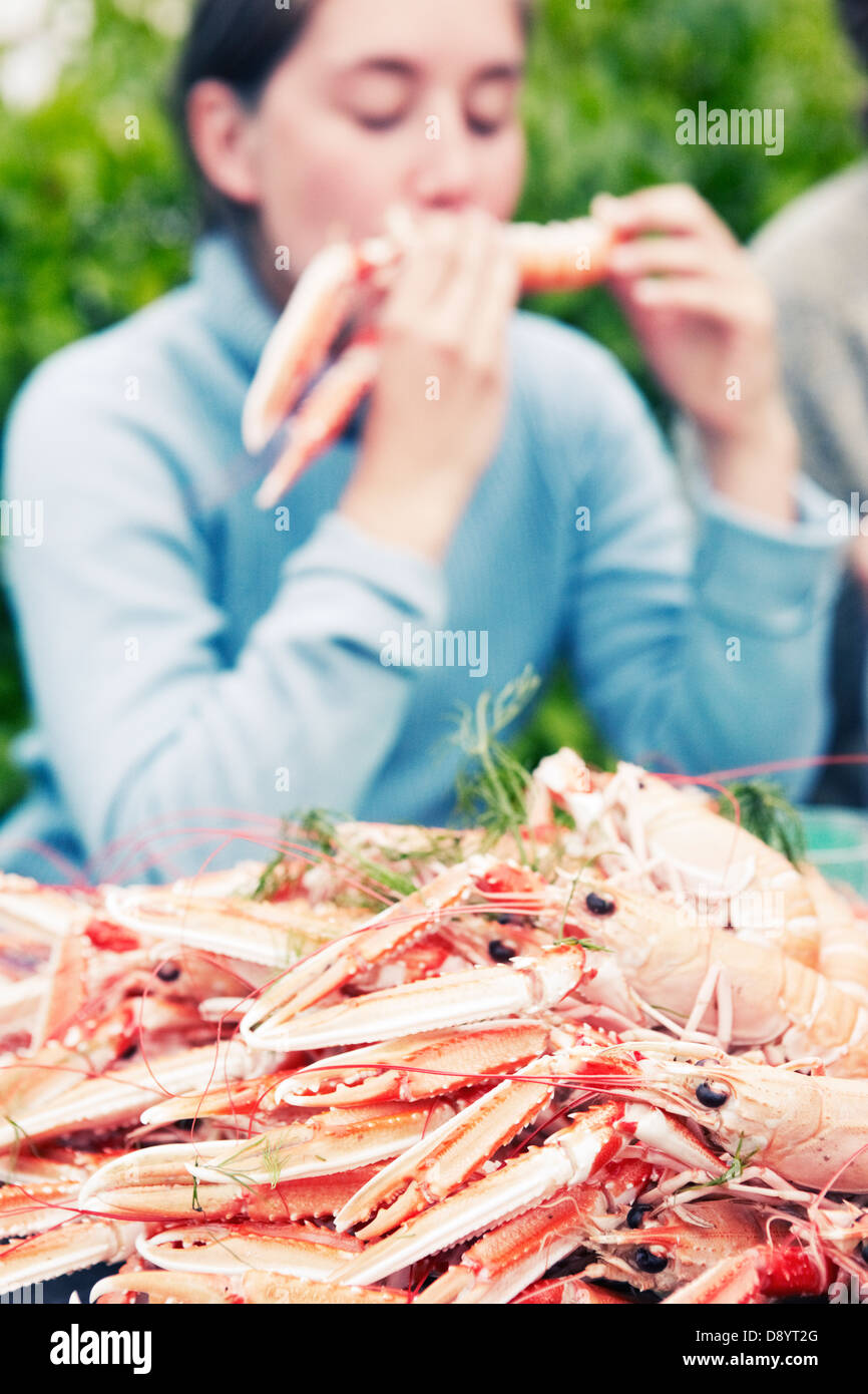 Frau Essen Kaisergranat Stockfoto