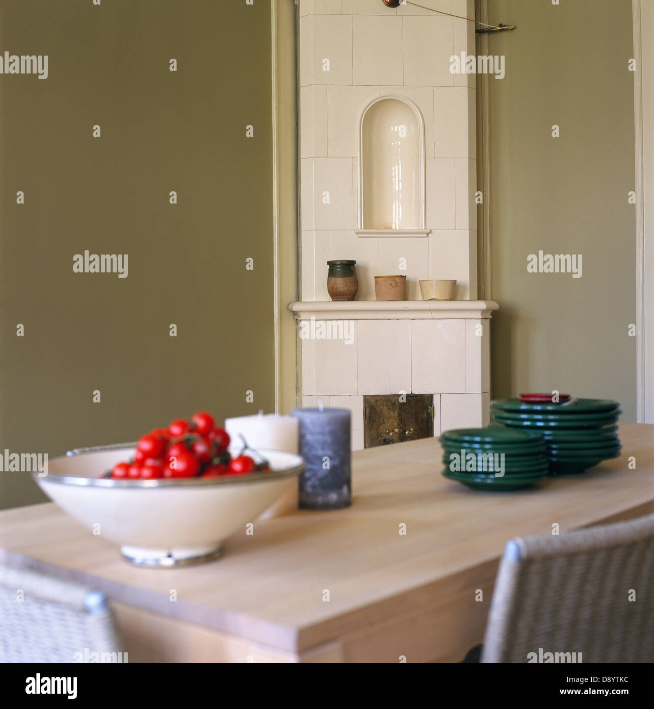 Ein Esszimmer mit einem Kachelofen. Stockfoto