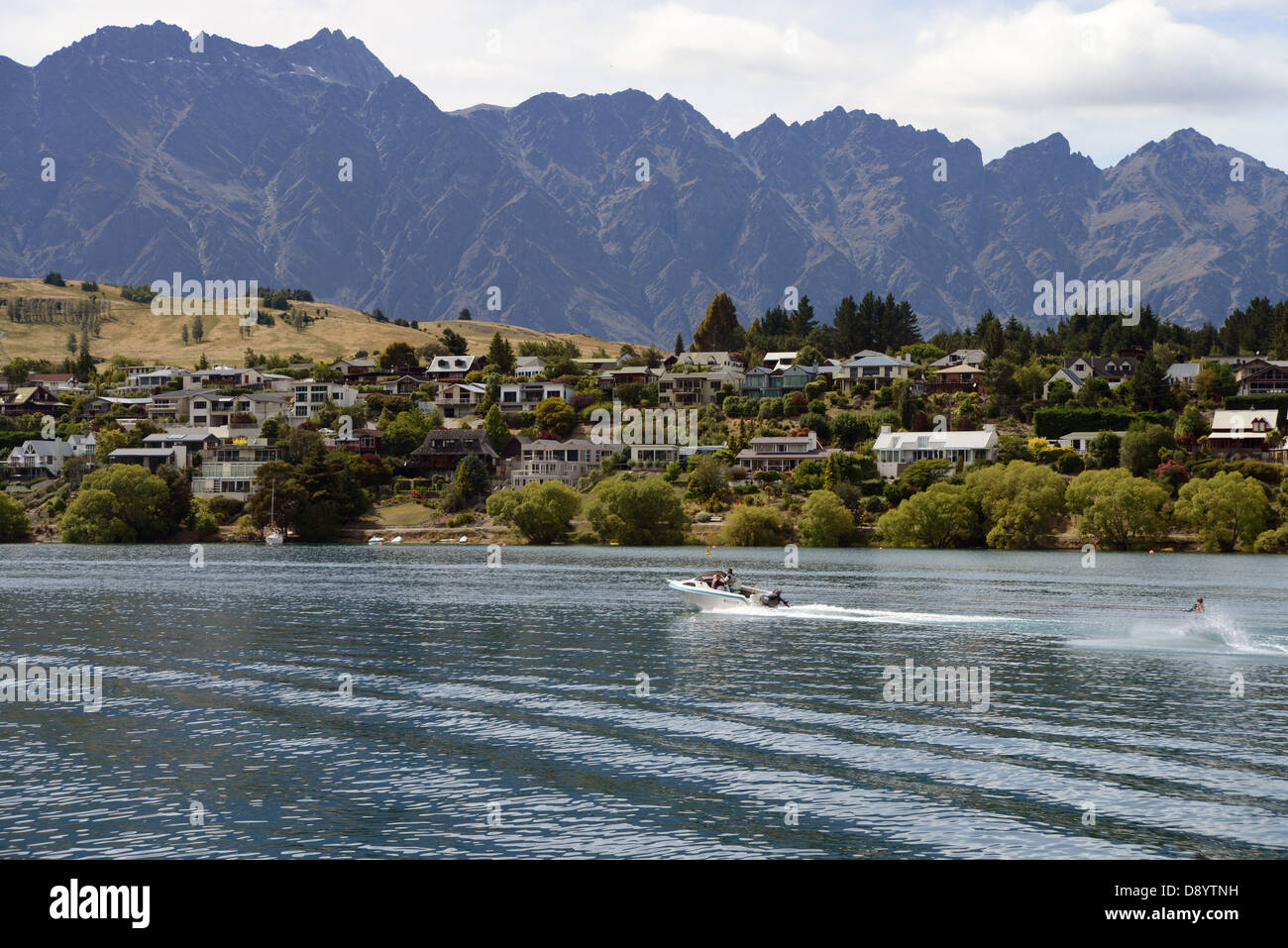 Queenstown, Südinsel von Neuseeland. Bereich sehr intelligente Wohn am See. Ein Favorit für den Wassersport Stockfoto