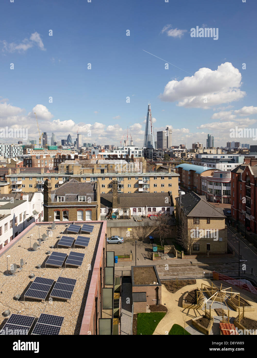 Bibliothek Straße erschwinglichem Wohnraum, London, Vereinigtes Königreich. Architekt: Metaphorm Architekten, 2012. Blick vom Dachgarten mit pho Stockfoto