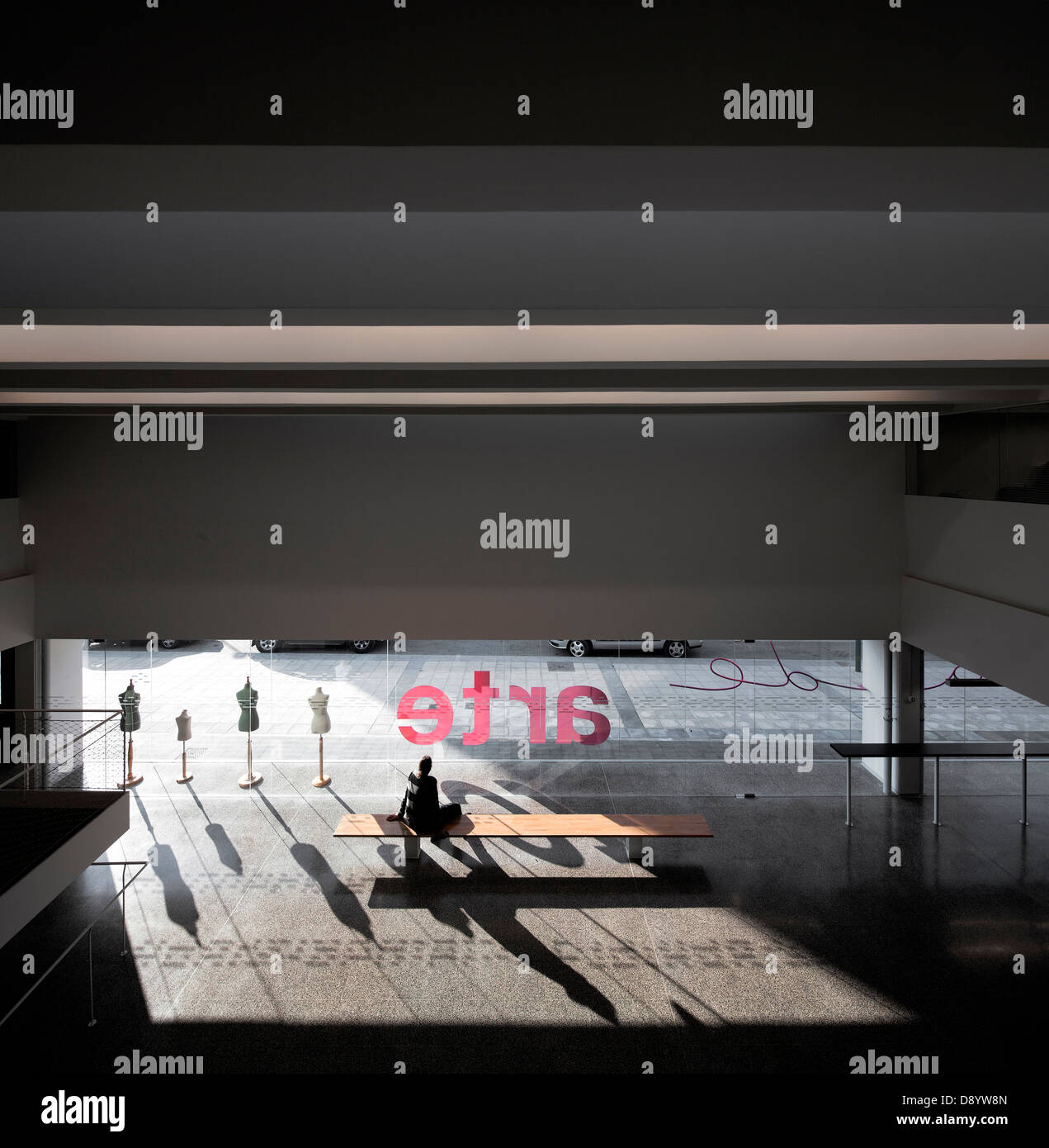 Burgos Kunstschule, Burgos, Spanien. Architekt: Primitivo Gonzalez, 2011. Erhöhten dramatischen Blick, verglasten Foyer. Stockfoto