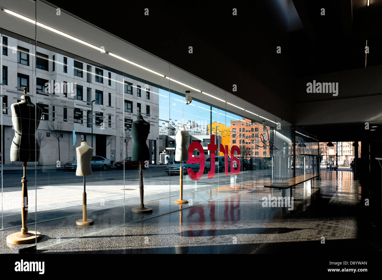Burgos Kunstschule, Burgos, Spanien. Architekt: Primitivo Gonzalez, 2011. Dramatischen Blick durch Hauptfoyer Verglasung mit Perspektive Stockfoto