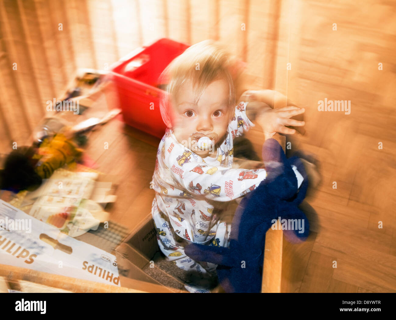 Junge in einen Laufstall, Schweden. Stockfoto