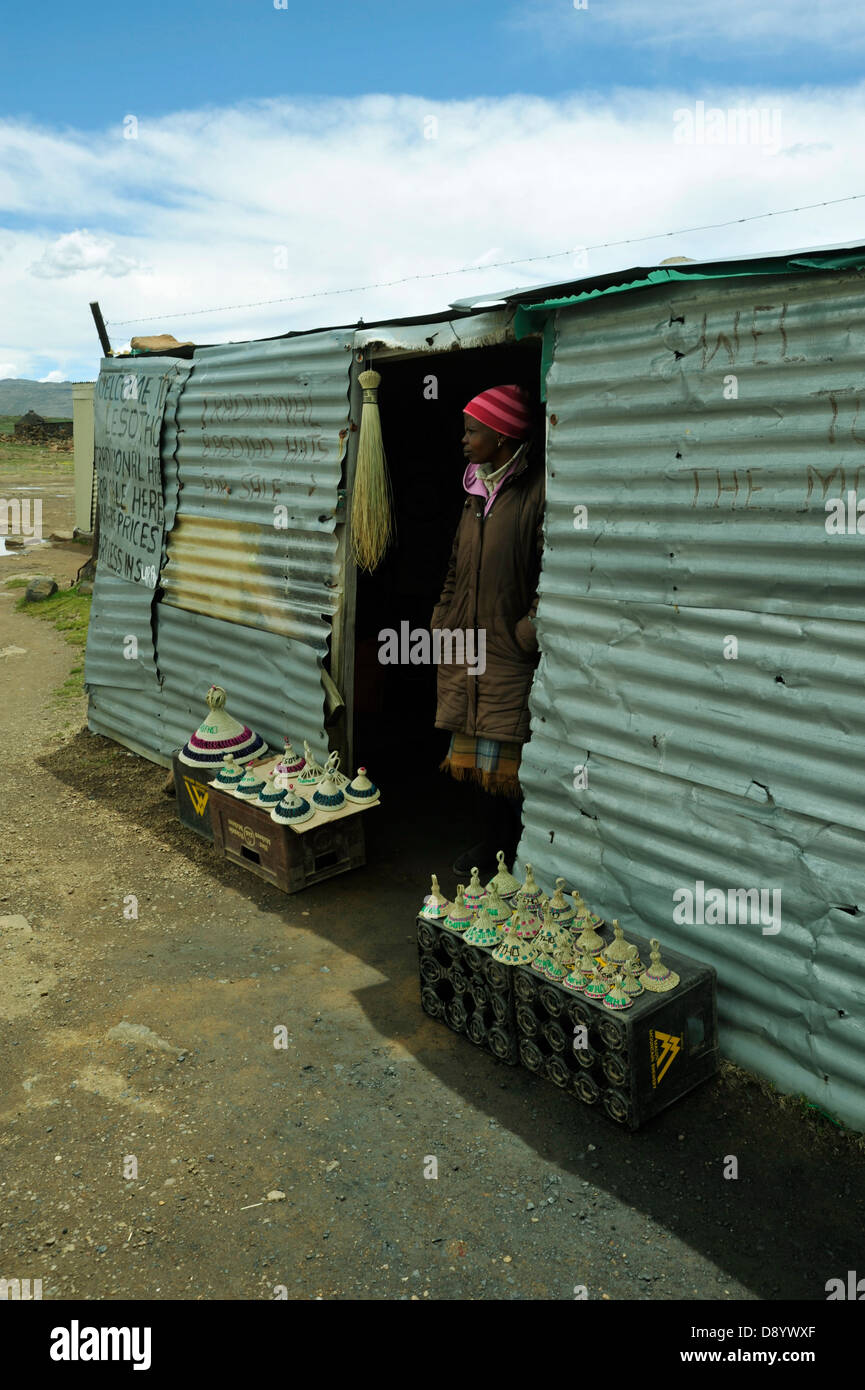 Haus, Eiserne Hütte des Kurioverkäufers, Lesotho Grenzposten, Gipfel des Sani Passes, Maluti Berge, Drakensberg, Leute, Kultur Stockfoto