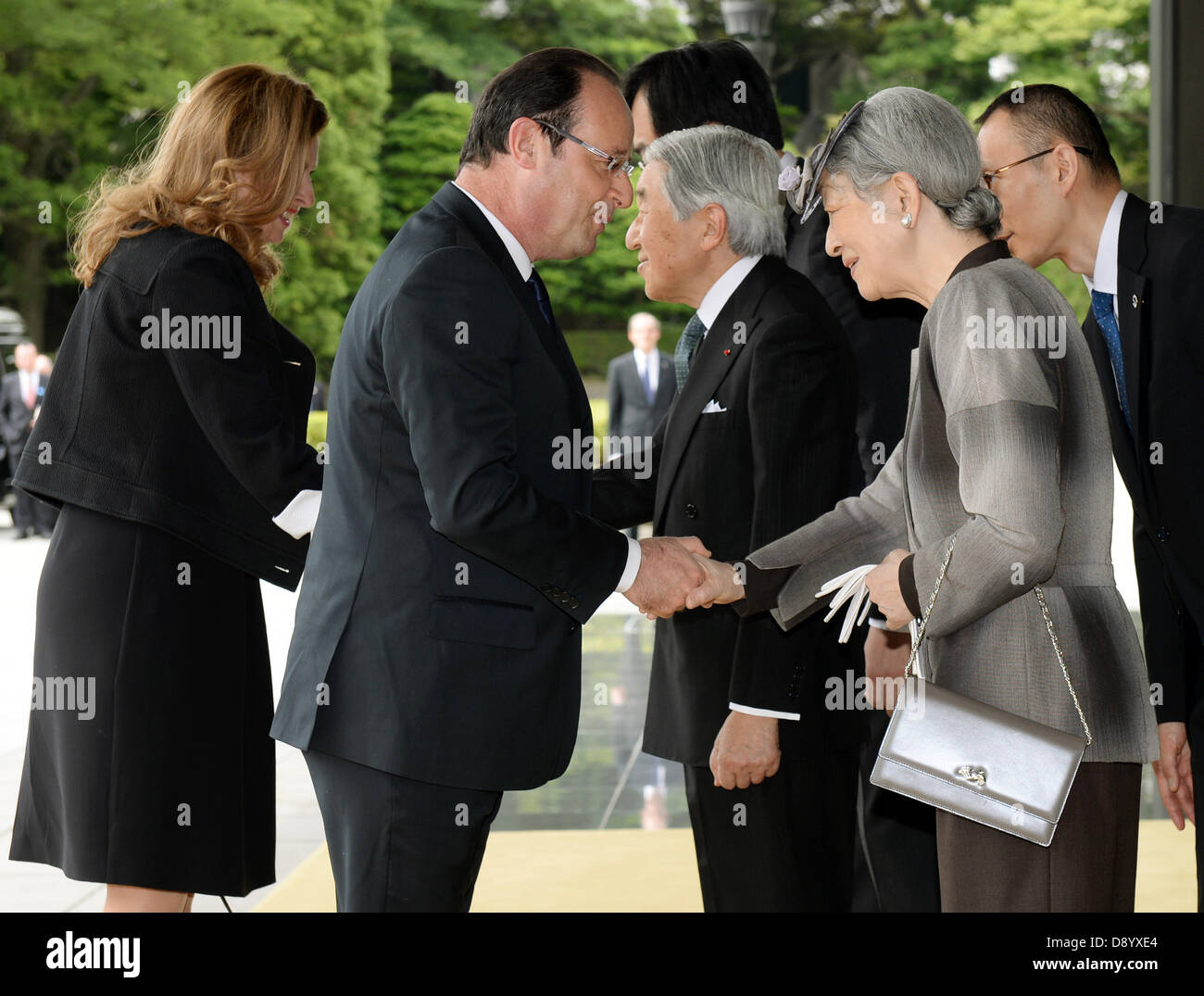 Tokio, Japan. 7. Juni 2013. Besuch der französische Präsident Francois Hollande (2 L) wird begrüßt von japanischen Kaiserin Michiko (2. R) während Emperor Akihito (C) Hollandes begrüßt partner Valerie Trierweiler (L) bei ihrer Ankunft in der Hofburg die Begrüßungszeremonie in Tokio am 7. Juni 2013 zu besuchen. Hollande kam in Japan für drei Tage von Gesprächen, in der Hoffnung, Angebote über nukleare Zusammenarbeit und in der Luftfahrt, auf den ersten Staat besuchen von einem französischen Präsidenten in 17 Jahren zu versiegeln. (Bild Kredit: Kredit: Toshifumi Kitamura-Pool/Jana Press/ZUMAPRESS.com/Alamy Live-Nachrichten) Stockfoto