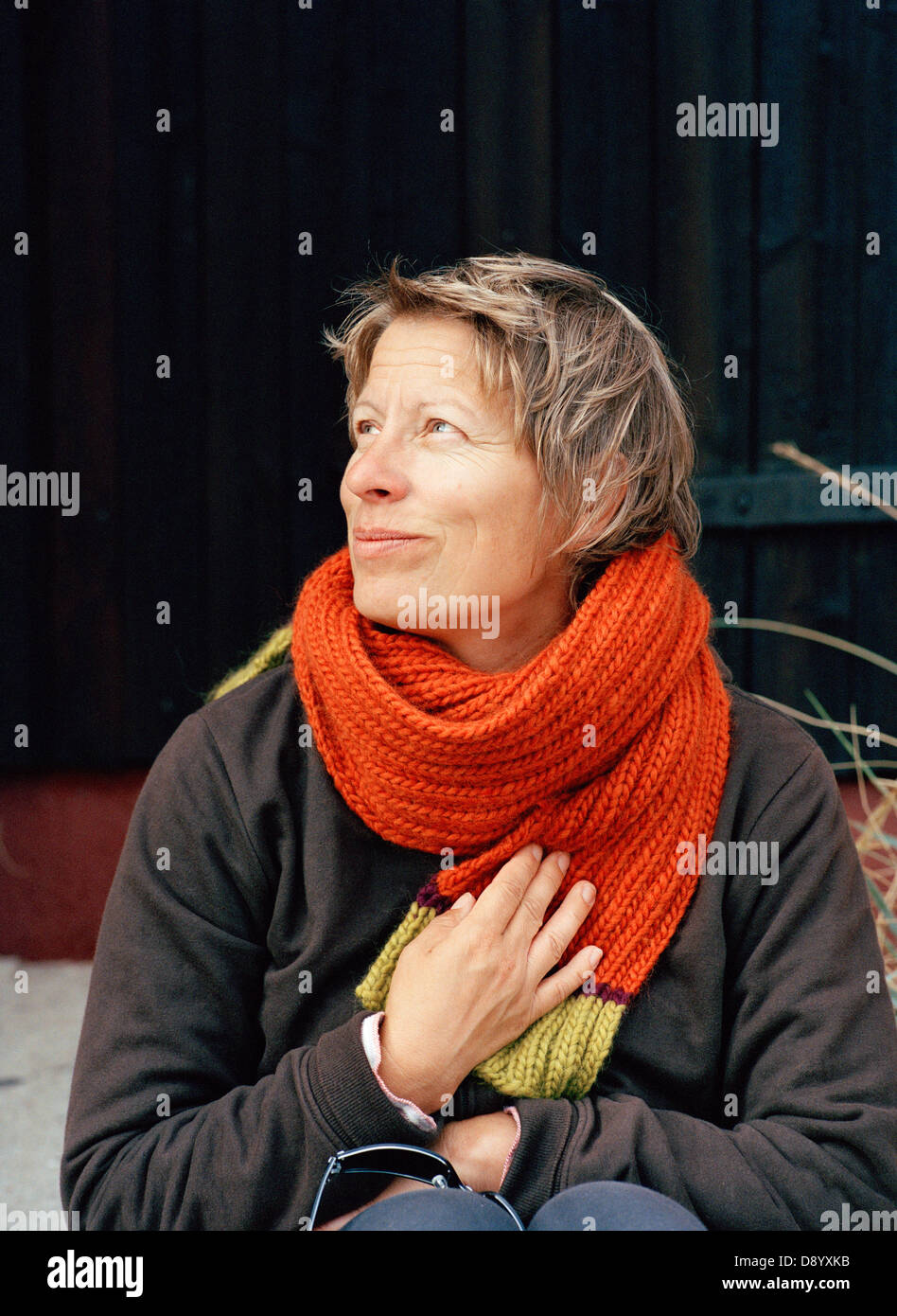 Eine Frau mit einem langen Schal. Stockfoto
