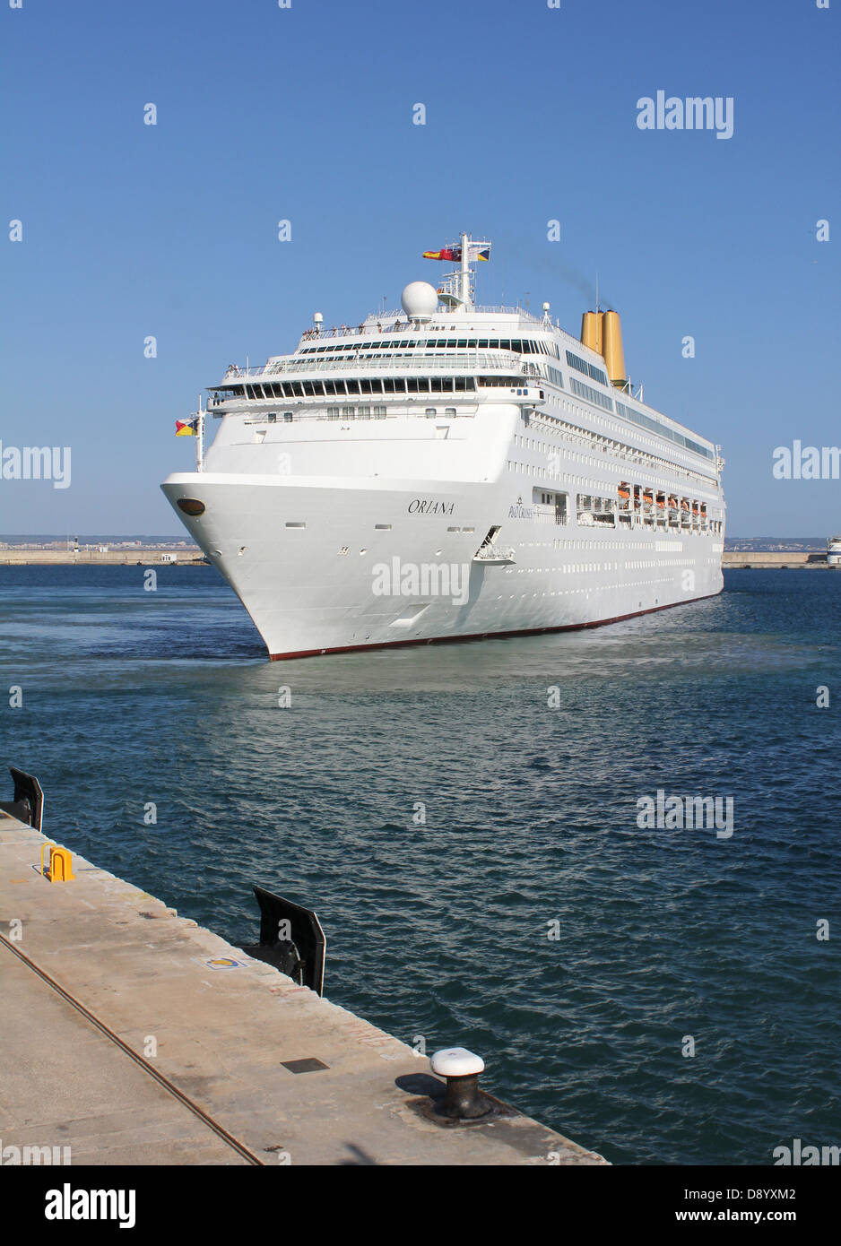 & O P/P und O Cruise Line Cruise Ship "ORIANA" (260 m) - am späten Nachmittag verlassen den Hafen von Palma De Mallorca. Stockfoto