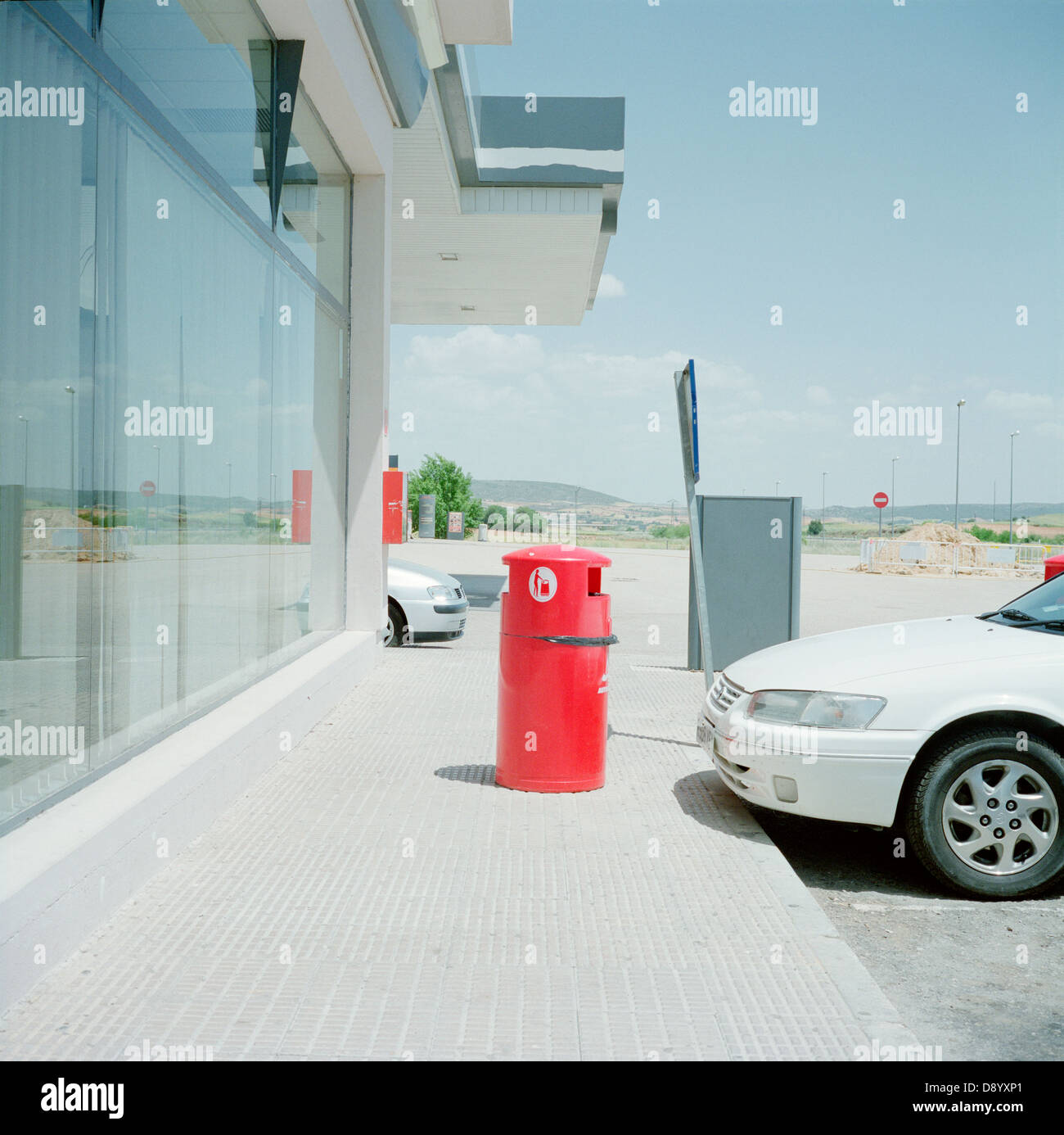 Ein Auto vor einem Restaurant, Spanien. Stockfoto