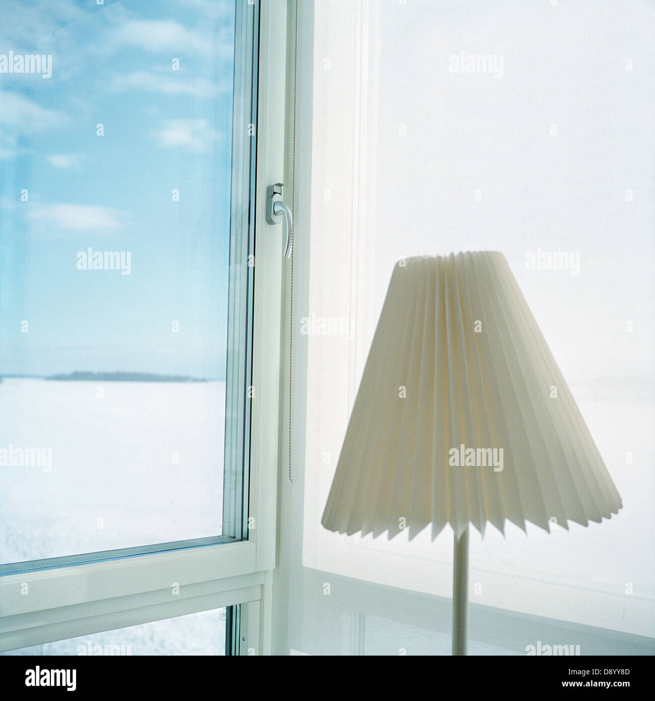 Eine Lampe durch ein Fenster, Schweden Stockfotografie - Alamy