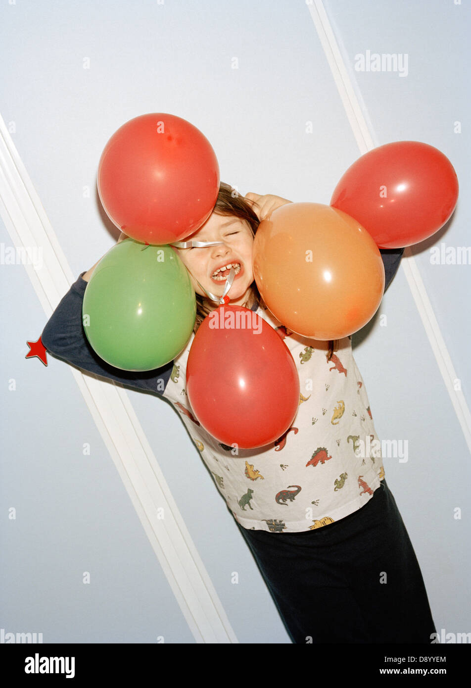 Ein Mädchen mit fünf Luftballons. Stockfoto