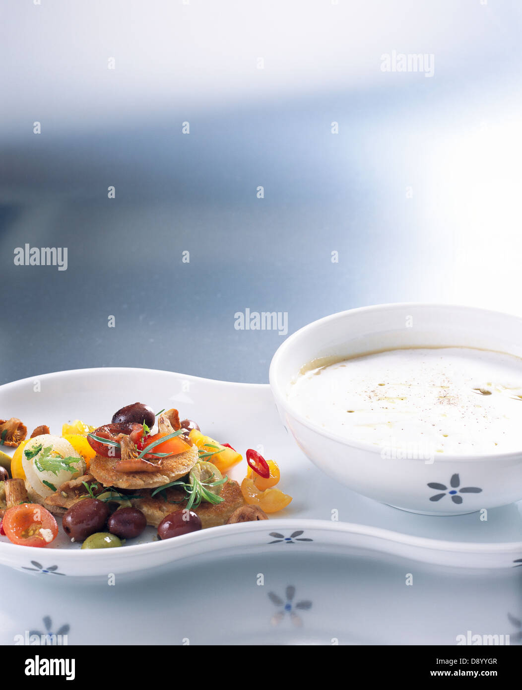 Suppe und Salat, close-up. Stockfoto