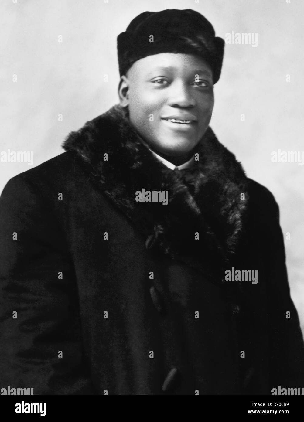 Oldtimer-Foto des Boxers Jack Johnson (1878 – 1946) – Johnson, bekannt als „der Galveston-Riese“, war der erste Afrikaner, der Weltmeister im Schwergewicht wurde und den Titel von 1908 bis 1915 hielt. Stockfoto