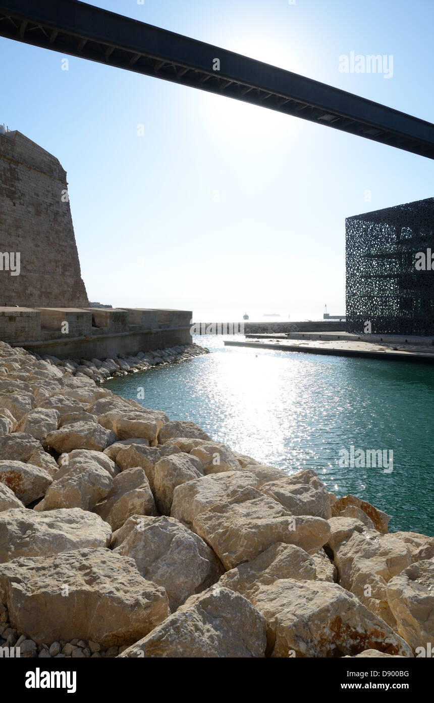 Fußgängerweg, Fußgängerbrücke Oder Fußgängerbrücke, Die Das Fort Saint Jean und das MUCEM Museum Marseille Provence Frankreich Verbindet Stockfoto