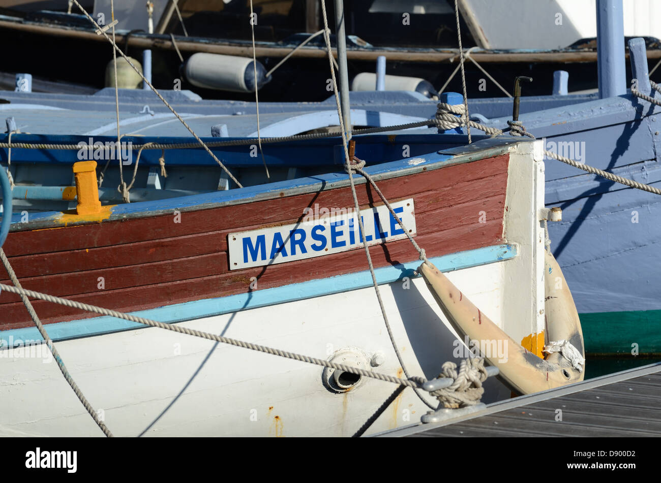 Marseille Holzfischereiboot bekannt als Pointu im Alten Hafen oder Vieux Port Marseille Provence Frankreich Stockfoto