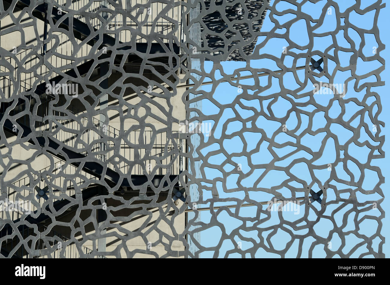 Muster aus Beton-Lattice-Sonnenschirm, Latticework-Bildschirm oder Brise-Soleil & Treppe MUCEM Museum von Rudy Ricciotti Marseille Provence Frankreich Stockfoto