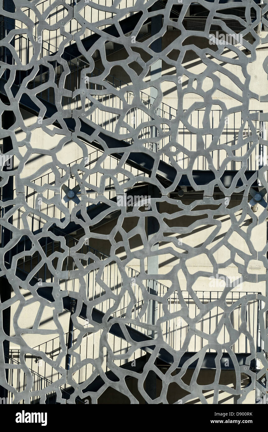 Muster aus Lattikwerk Beton Sonnenschirm oder Brise-Soleil & Treppe MUCEM Museum von Rudy Ricciotti Marseille Provence Frankreich Stockfoto