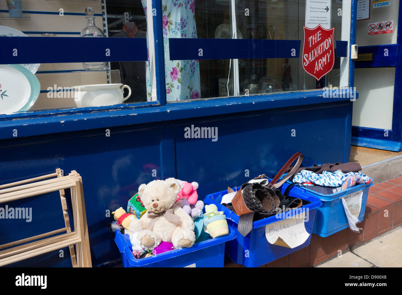 Ein Teddybär und andere Artikel für den Verkauf in den Feldern außerhalb einer Heilsarmee-Charity-Shop. Stockfoto