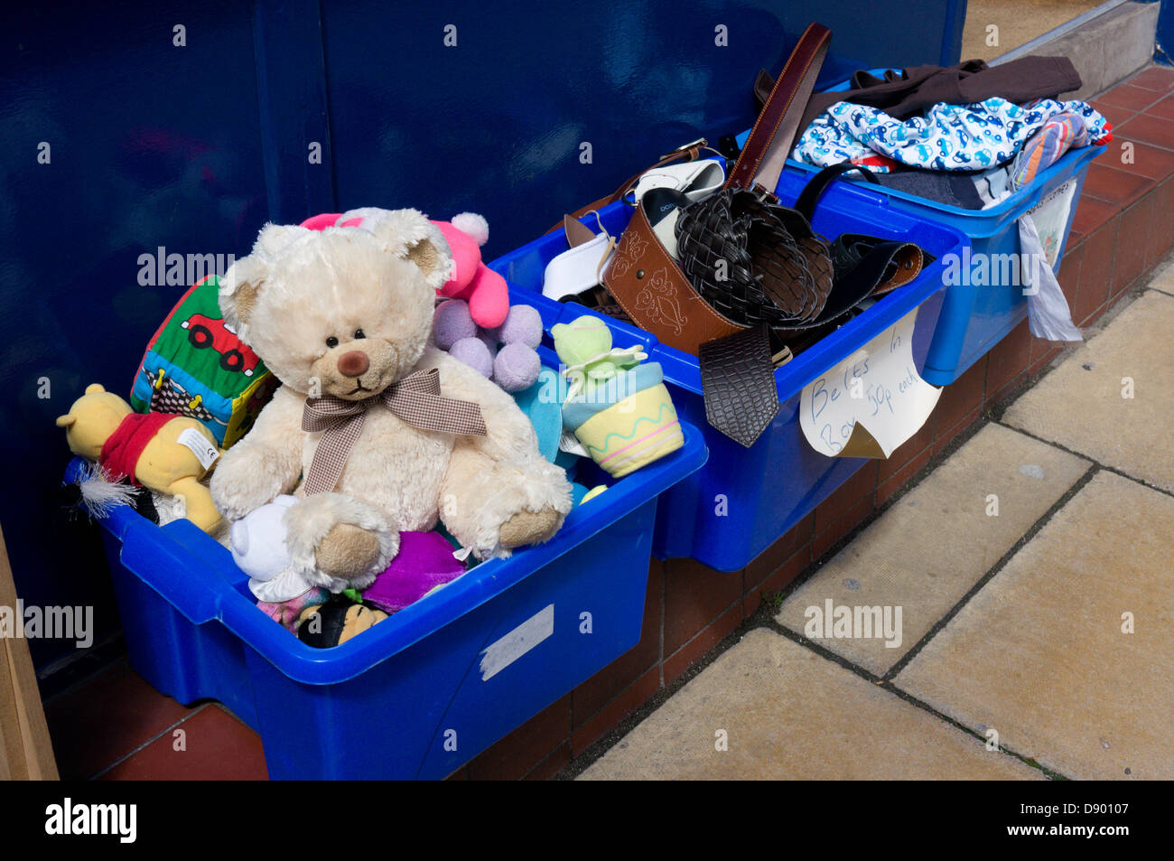 Ein Teddybär und andere Artikel für den Verkauf in den Feldern außerhalb einer Heilsarmee-Charity-Shop. Stockfoto