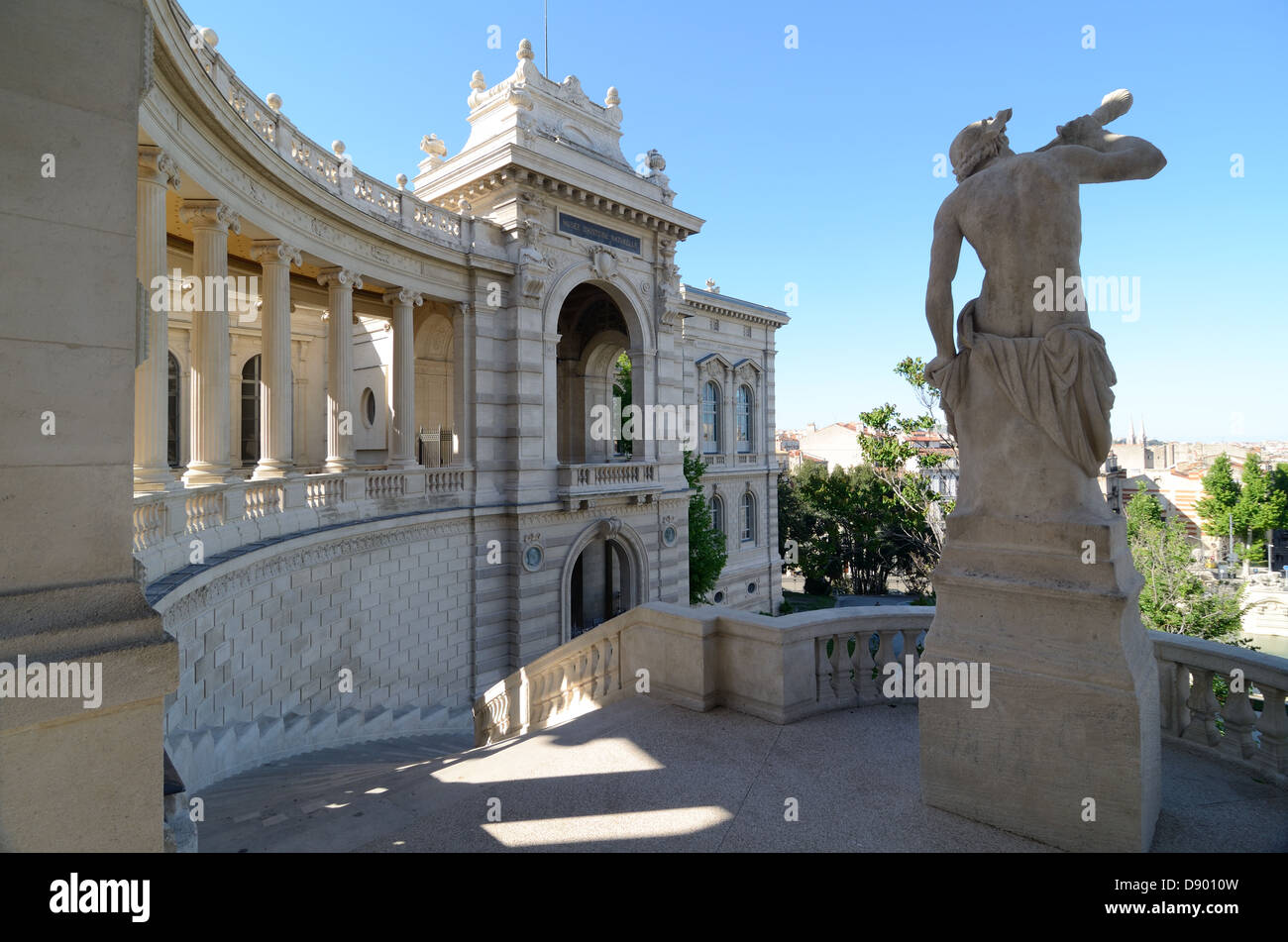 Die Statue von Triton und das Klassische Palais Longchamp (1839-1869) Marseille Provence France Im neoklassizistischen und Teilweise im Stil des Barock Stockfoto