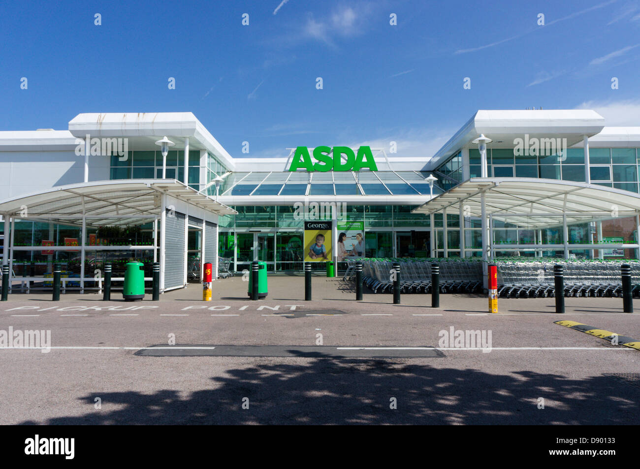 Eingang zu einem neuen Asda Supermarkt in Broadstairs, Kent