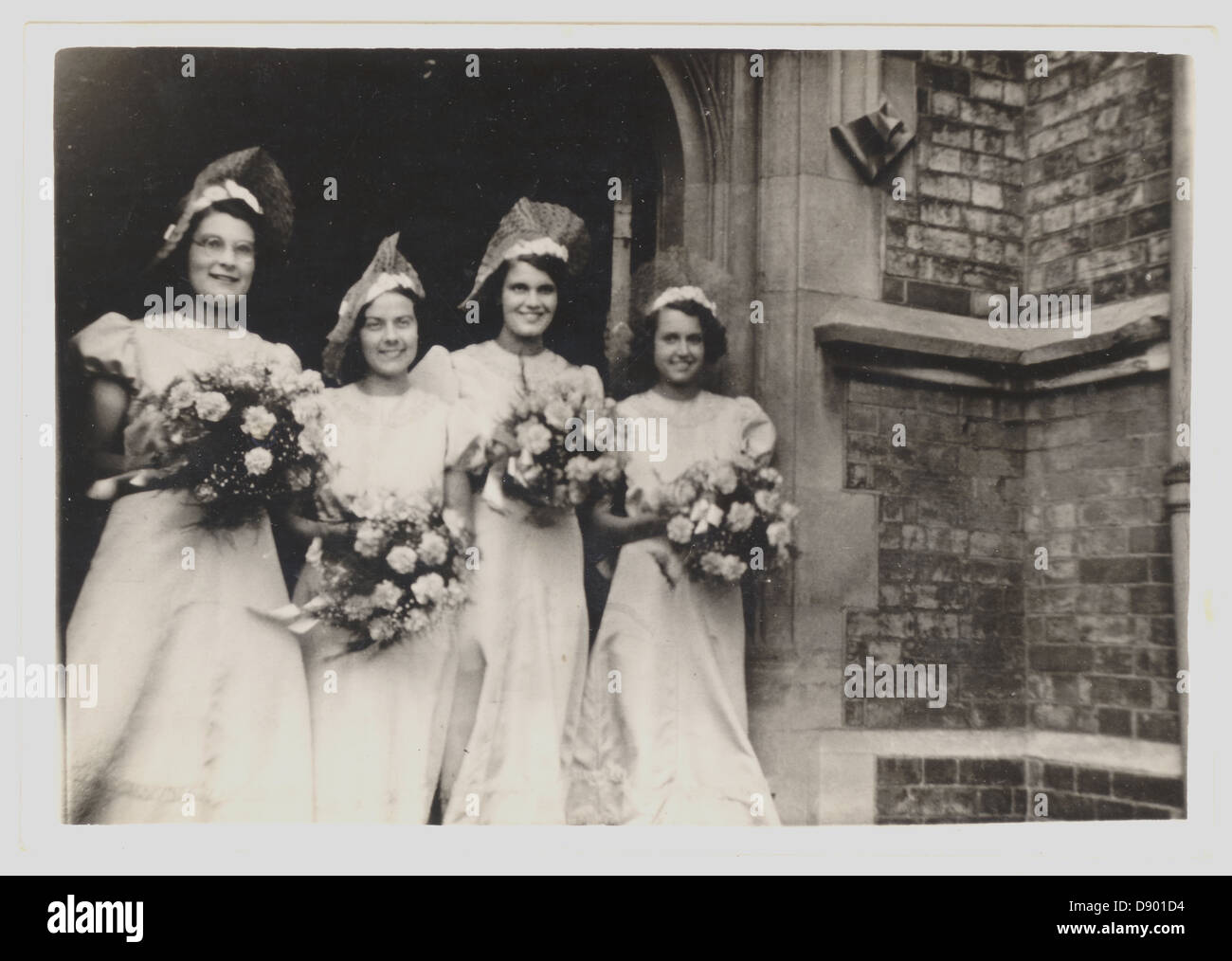 Foto von lächelnden Brautjungfern vor einer Kirche, datiert 1937 auf der Rückseite, UK Stockfoto