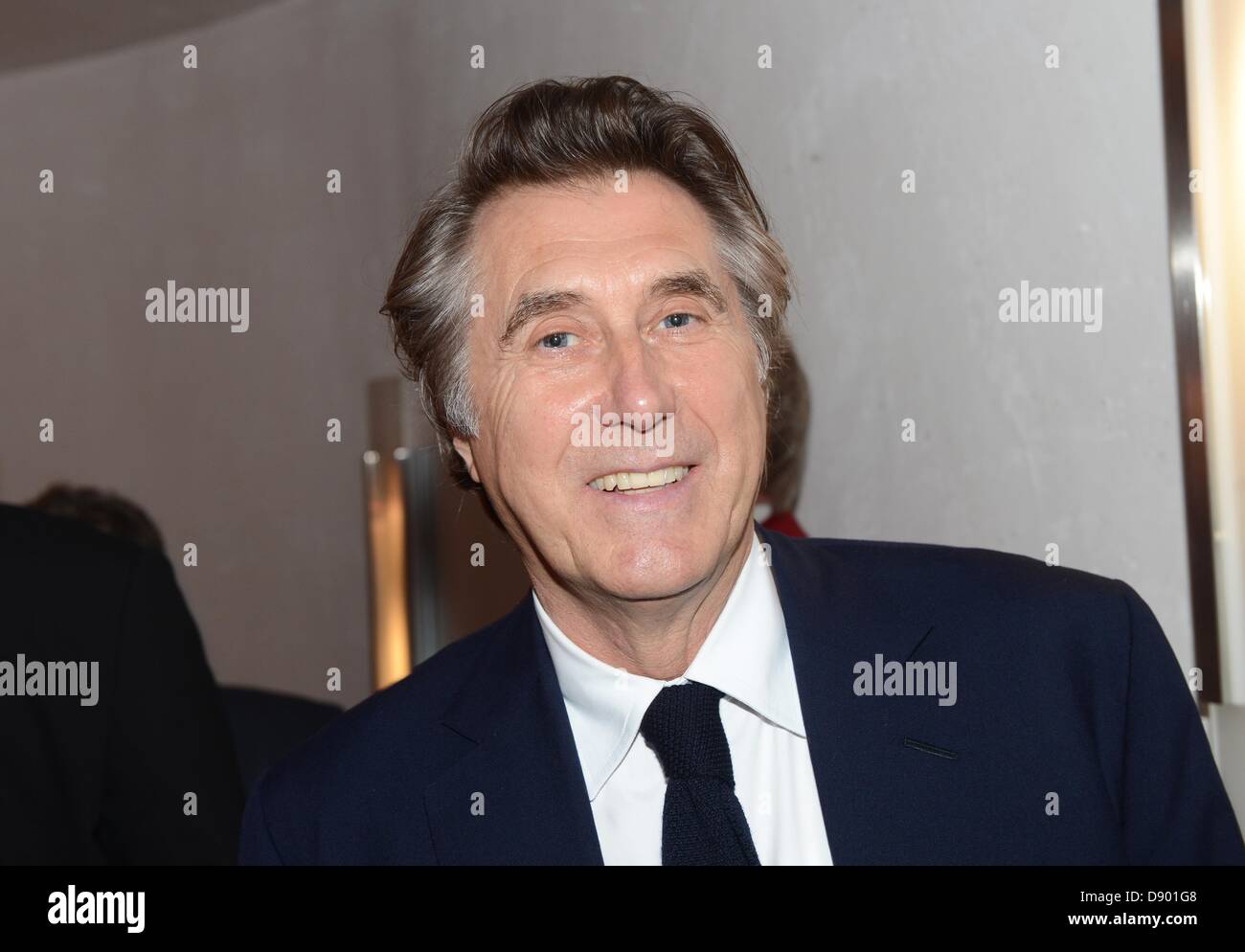 Berlin, Deutschland. 6. Juni 2013. Britischer Sänger Bryan Ferry posiert für die Kamera während der Bertelsmann-Party in der Repräsentanz der Bertelsmann unter Den Linden in Berlin, Deutschland, 6. Juni 2013 statt. Foto: Jens Kalaene/Dpa/Alamy Live News Stockfoto