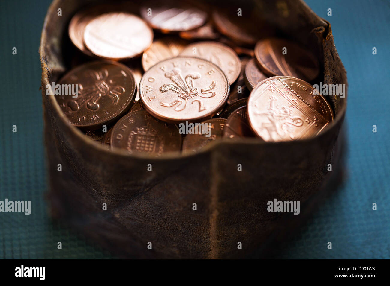 Kleine Ledertasche mit zwei Groschen Münzen, London, England, Großbritannien Stockfoto