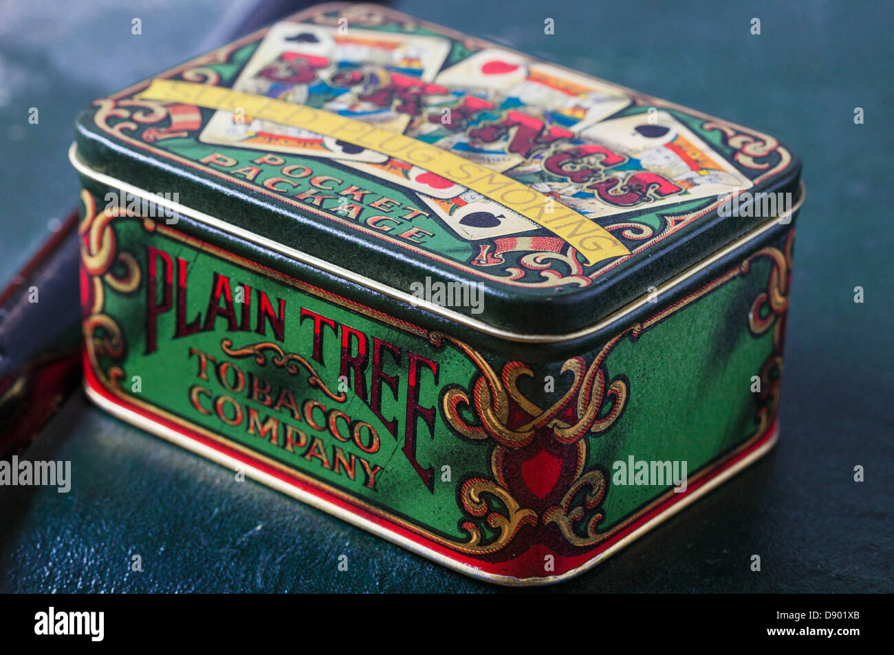 Vintage Plain Tree Tobacco Company dekoriert Blechdose. Stockfoto