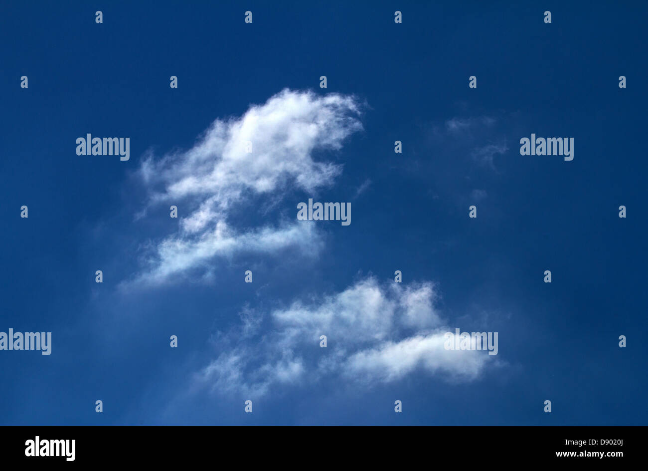 Flauschige weiße Wolken am blauen Himmel Stockfoto