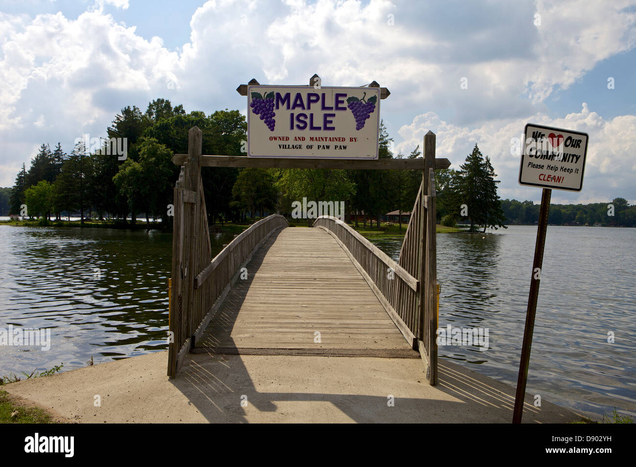 Fußgängerbrücke Maple Island Park in Paw Paw, Michigan Stockfotografie