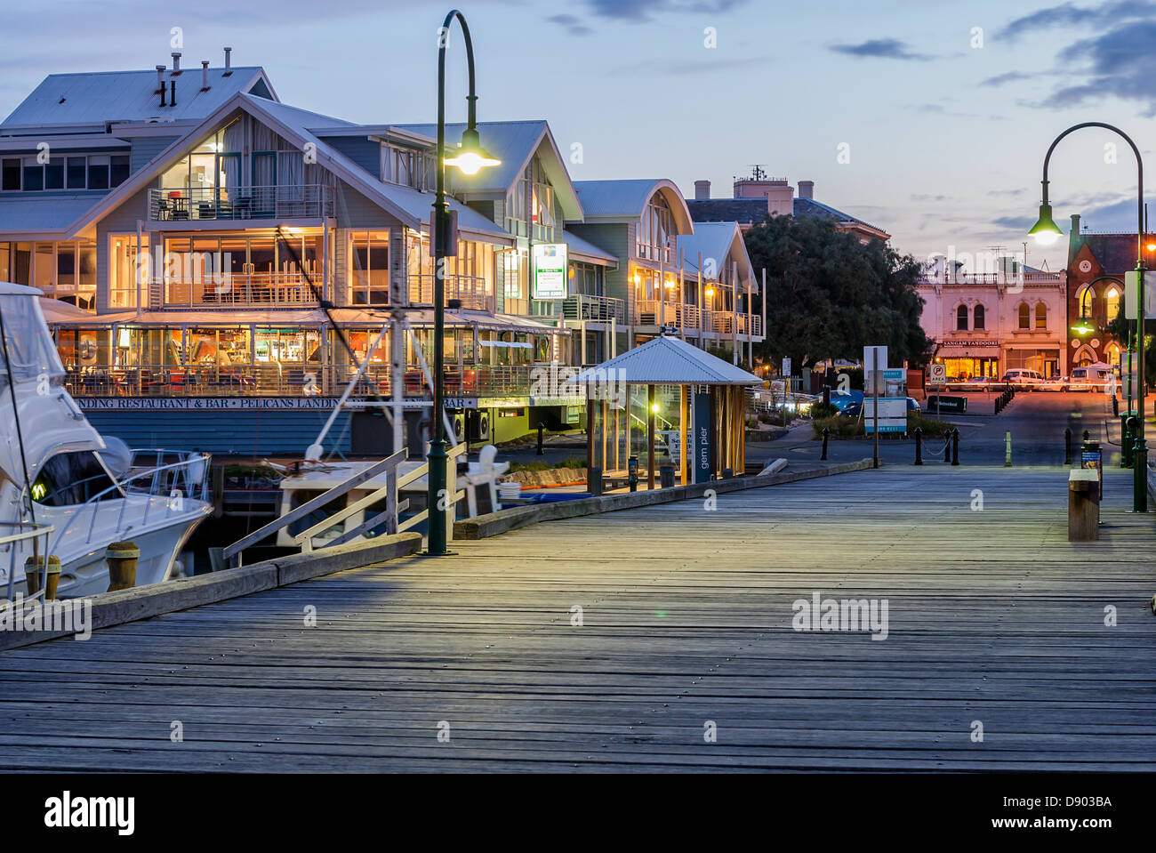 Der Pier und Restaurant am Williamstown nur über Port Phillip Bay von der Innenstadt von Melbourne, Australien. Stockfoto