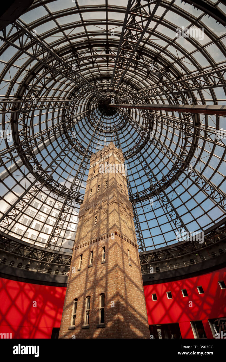 Architekturglas und Stahl Turm über der historischen Shot Tower in Melbourne Central Shopping Mall. Stockfoto