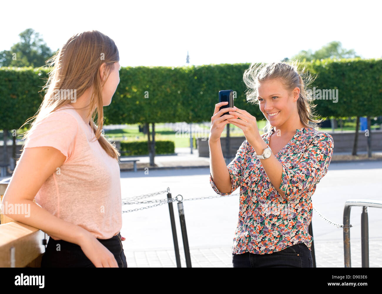Junge Frauen, die die Foto mit Handy Stockfoto