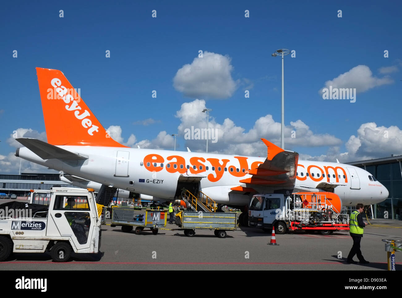 Niederlande, Amsterdam, Schiphol Airport, EasyJet A319 Airbus wird betankt, Gepäck geladen etc. Stockfoto