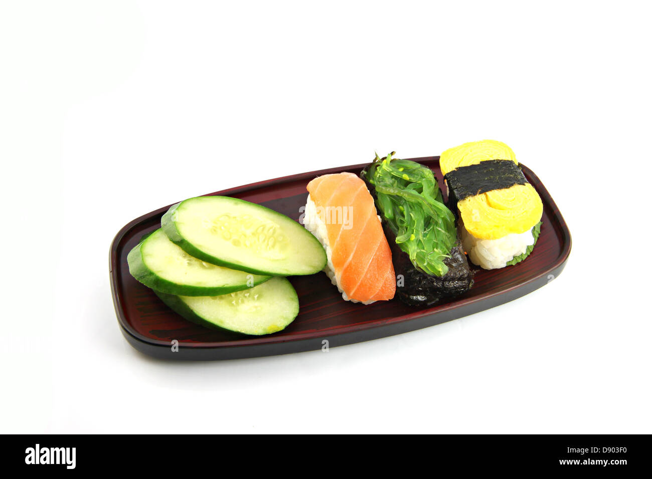 Das Sushi Meeresfrüchte in der Schale auf dem weißen Hintergrund gesetzt. Stockfoto