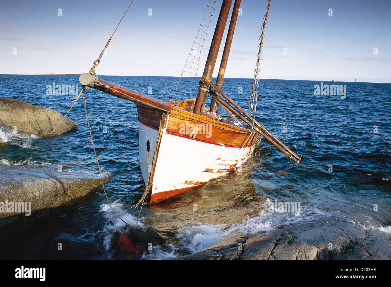 Boot auf Grund des Archipels. Stockfoto