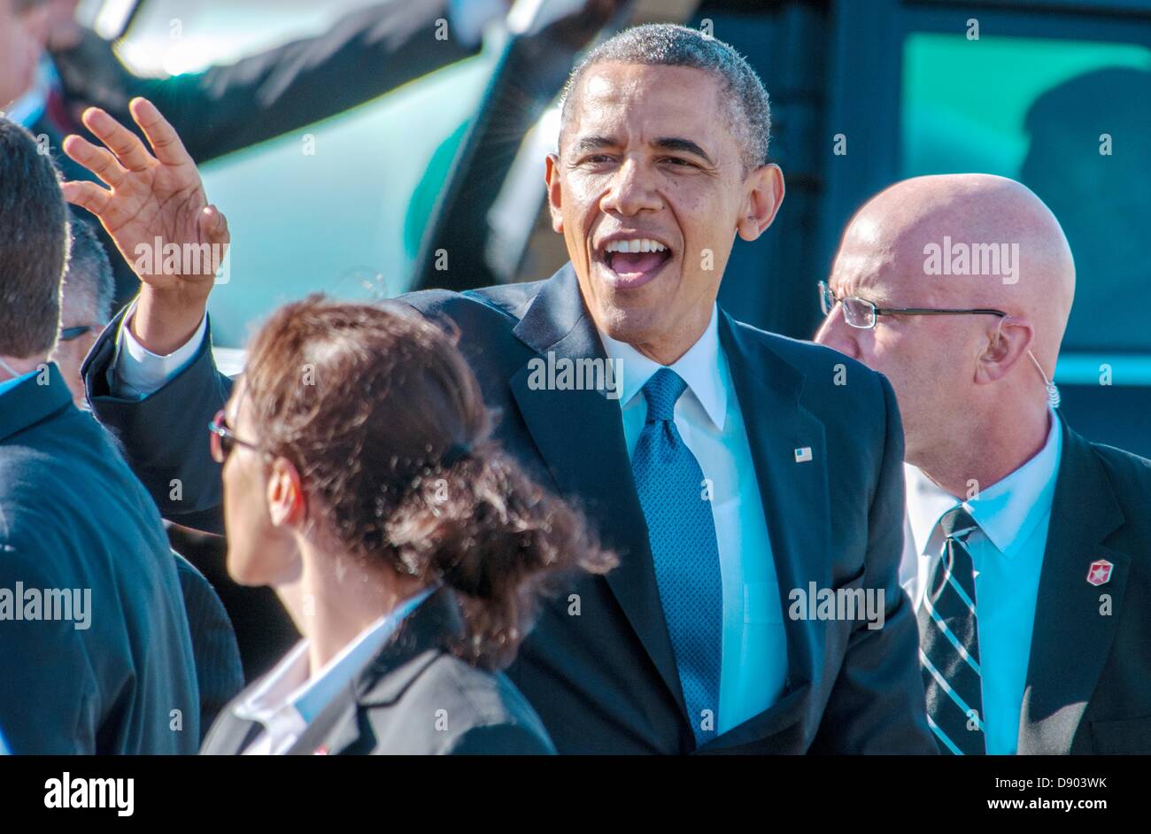 US-Präsident Barack Obama für die Öffentlichkeit nach der Ankunft am Moffett Federal Airfield auf Air Force One 6. Juni 2013 in San Jose, CA. Obama in Kalifornien Treffen mit chinesischen Staatschef Xi Jinping ist Wellen. Stockfoto