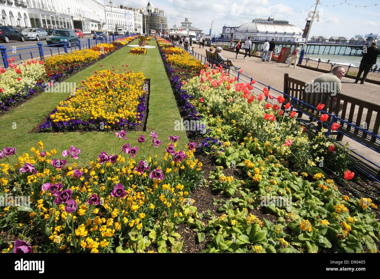 Eastbourne Carpet Gardens, zeigen Pier im Hintergrund Stockfoto