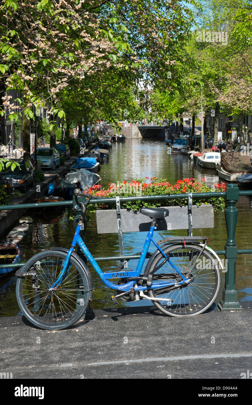 Niederlande, Amsterdam, Kanal-Szene in der Nähe von Westerkerk im Jordaan-Viertel Stockfoto