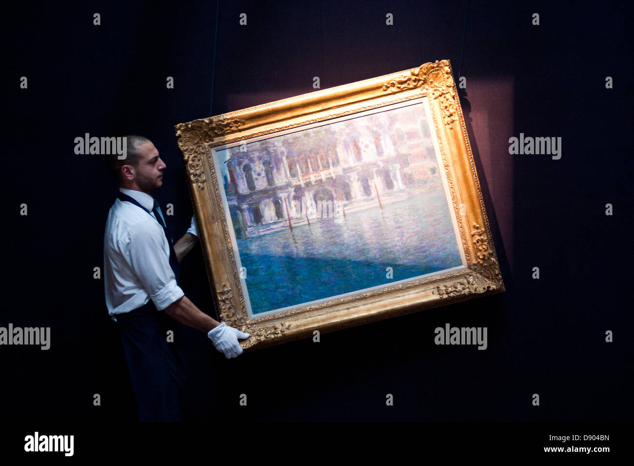 London, UK. 7. Juni 2013. Eine Sotheby's-Mitarbeiter namens Pietro hält "Le Palais Contarini, 1908" von Claude Monet (gegr. £15-20m) während der Vorschau dieses Sommers, die Auktion bei Sothebys auf £ 100 Millionen geschätzt. Bildnachweis: Piero Cruciatti/Alamy Live-Nachrichten Stockfoto