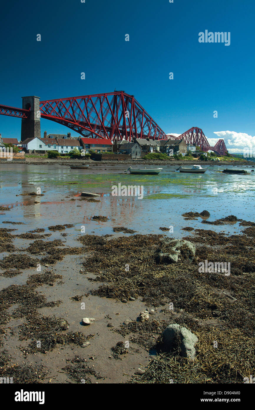 Die Forth-Eisenbahnbrücke und den Firth of Forth von North Queensferry, Fife Stockfoto